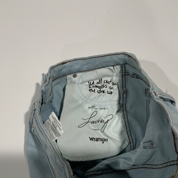 NEW 32X34 Wrangler x Lainey Wilson® Ladies' Boot Hugger Jeans in Bleach - Picture 5 of 11